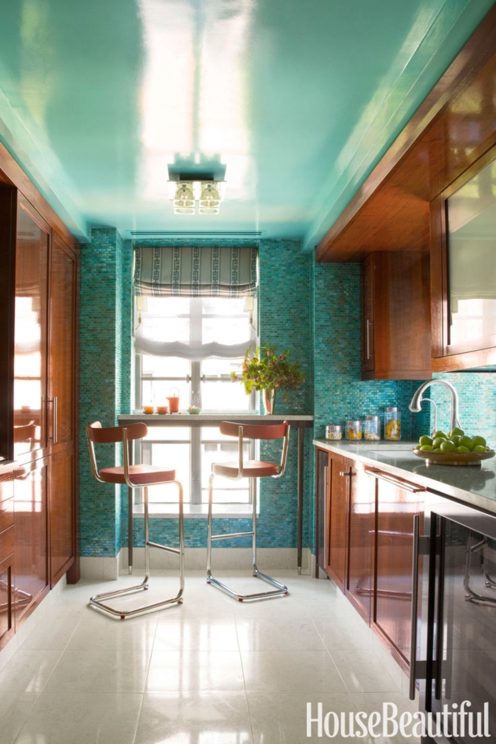 diseñar cocinas, combinación de color aquamarina y madera, isla al lado de la ventana, sillas de barra
