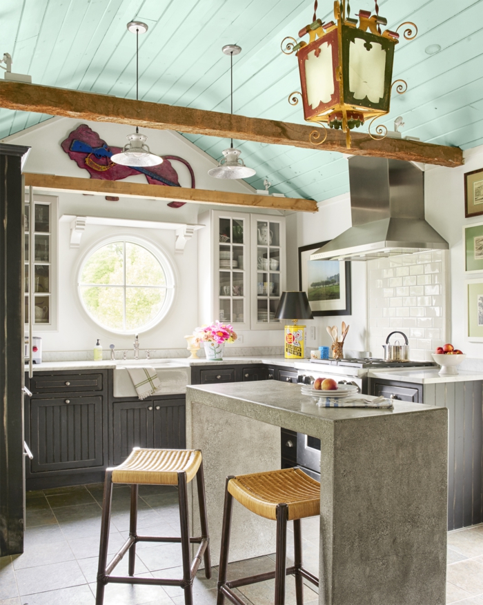 cocinas americanas, ejemplo de estilo, ventana pequeña redonda, vaga de madera en el techo, lámpara vintage colgante