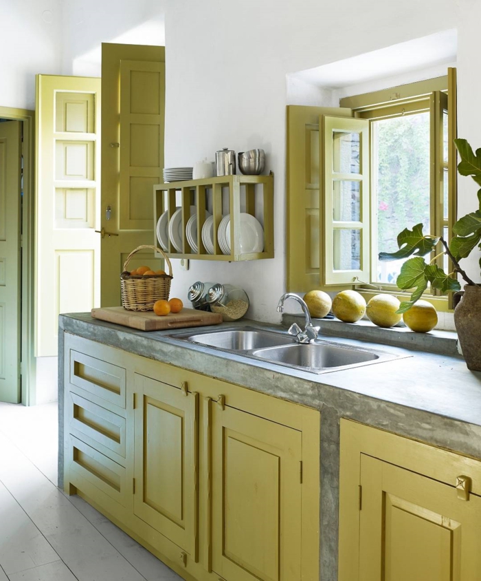 cocinas pequeñas alargadas, ejemplo de cocina con ventana y puerta a la terraza, muebles color ocre verde, estantes empotrados