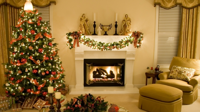 decorar arbol de navidad, estilo clásico de rojo y dorado, chimenea con guirnalda, corona de navidad en la mesa