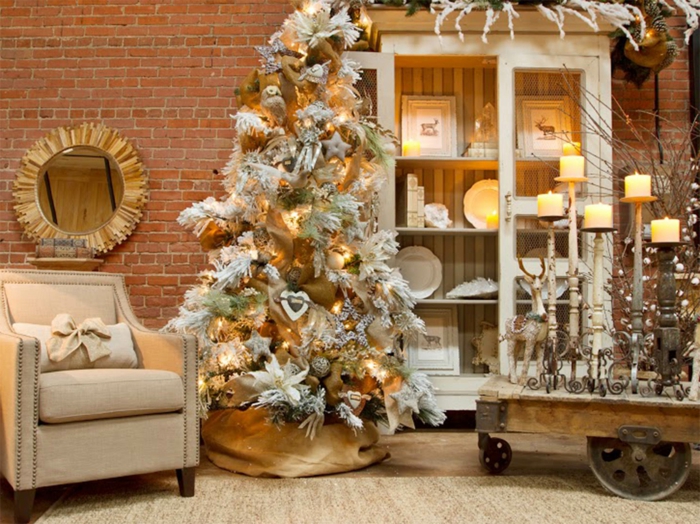 arbol navidad, pino artificial blanco decorado con ornamentos en dorado y blanco, paredes de ladrillos, mucha decoración en la habitación