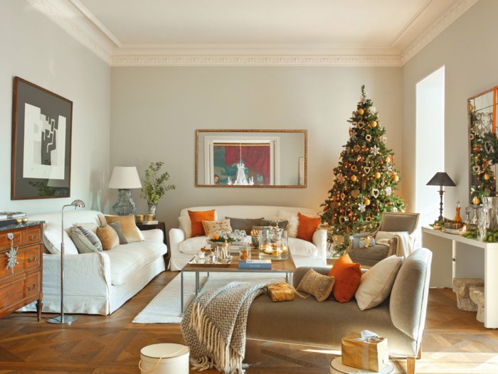 decorar árbol de navidad, propuesta para decoración en dorado, salón grande en colores claros y calientes