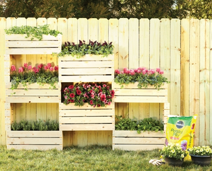 decoracion de jardines, como elaborar estantería para flores de palets, macetas de plantas originales