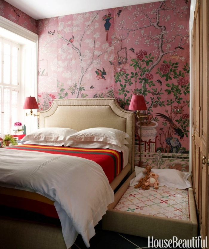 dormitorios matrimonio modernos, dormitorio pequeño con cama doble y litera, papel pintado en rosa con ramos, armario de madera