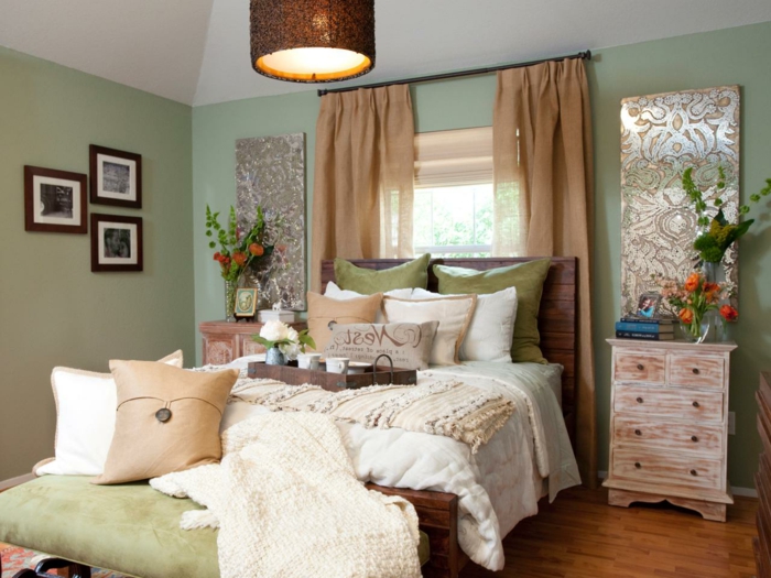 dormitorios matrimonio modernos, dormitorio con paredes verdes, cama debajo de ventana, lámpara colgante, cojines