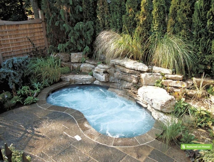 casas con piscina, patio pequeño con piscina en forma de riñón, suelo con baldosas, piedras y plantas verdes