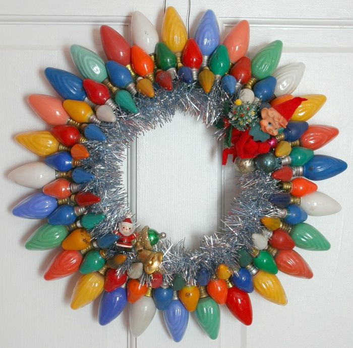 guirnaldas navideñas, corona de navidad original con bombillas de diferente tamaño y color, enanitos decorativos, guirnalda plateada