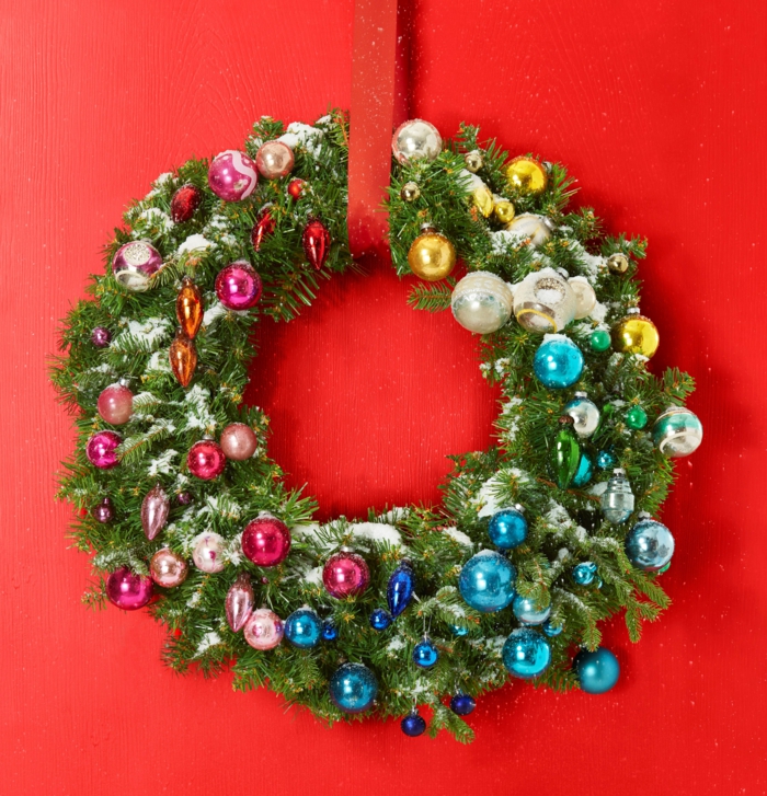 guirnaldas navideñas, corona de navidad verde con bolitas decorativas en azul, rosado y dorado, escarcha artificial 