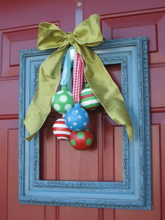 guirnaldas navideñas, corona de navidad cuadrada, marco de cuadro azul, lazo de cinta decorativa, bolas navideñas colgantes