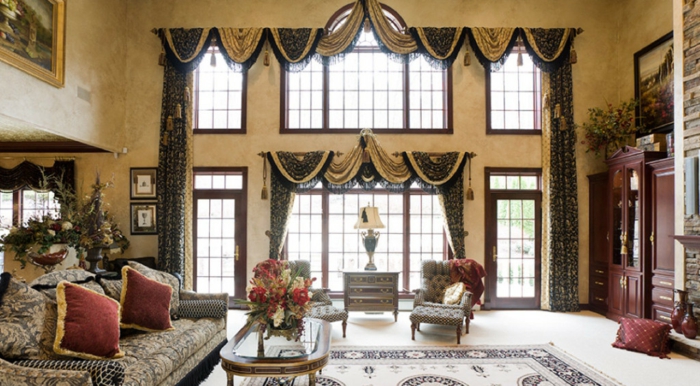 salon moderno, cortinas estilo neobaroque con muchos detalles, colores beige y negro, salón con techo muy alto