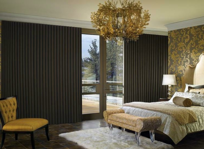 salon moderno, cortinas en color ocre oscuro con pliegues muy estrechos, grande candelabro dorado con muchos ornamentos