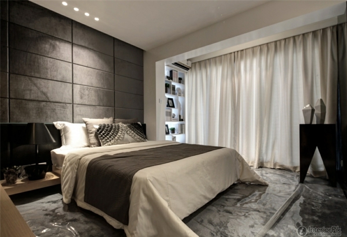 crtinas dormitorio blancas ligeras de satín, habitación en tonos oscuros en contraste con las cortinas, lámparas empotradas en el techo 