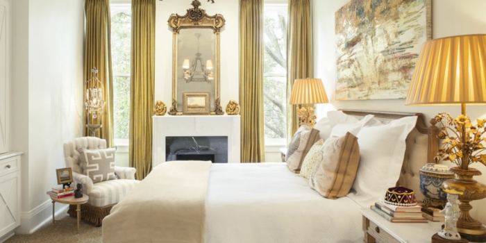 cortinas dormitorio matrimonio, cortinas largas en pliegues de lujo en color oro, habitación en beige y blanco, mapa en la pared
