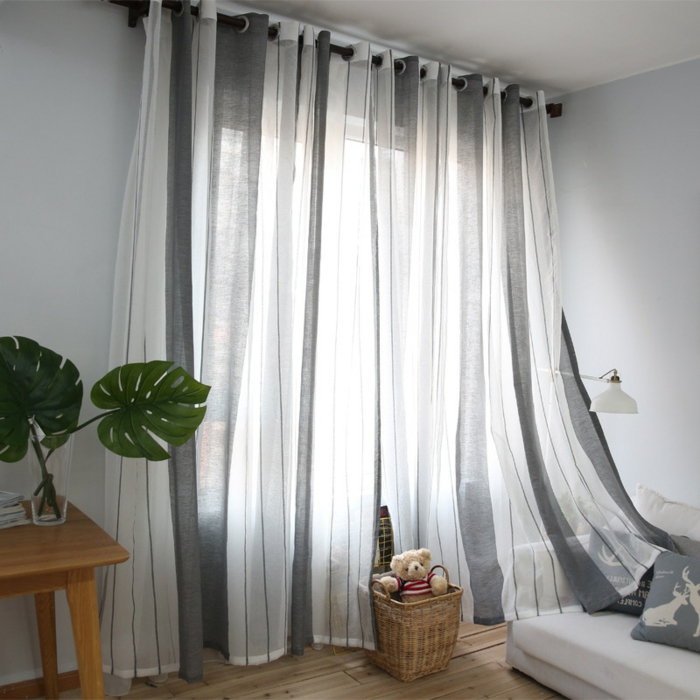 cortinas dormitorio matrimoio, tejido ligero de algodón o lino, diseño en rayas verticales en blanco y gris, barra de madera