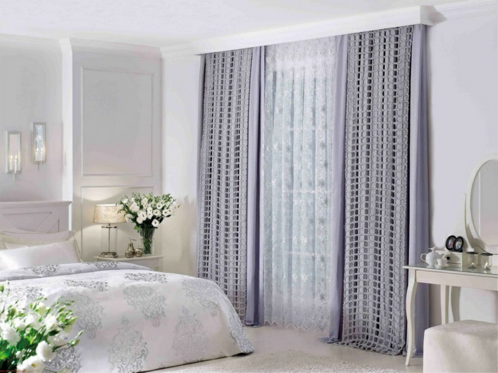 cortinas dormitorio, ejemplo en color lila suave, toque romántico, sábanas y cortinas de satín, paredes y muebles en blanco