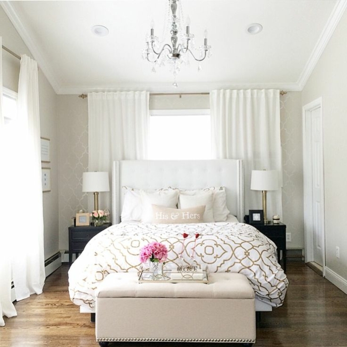cortinas dormitorio, cortinas en blanco, cuarto coqueto en tonos claros, decoracion de peonías, visillos aireados