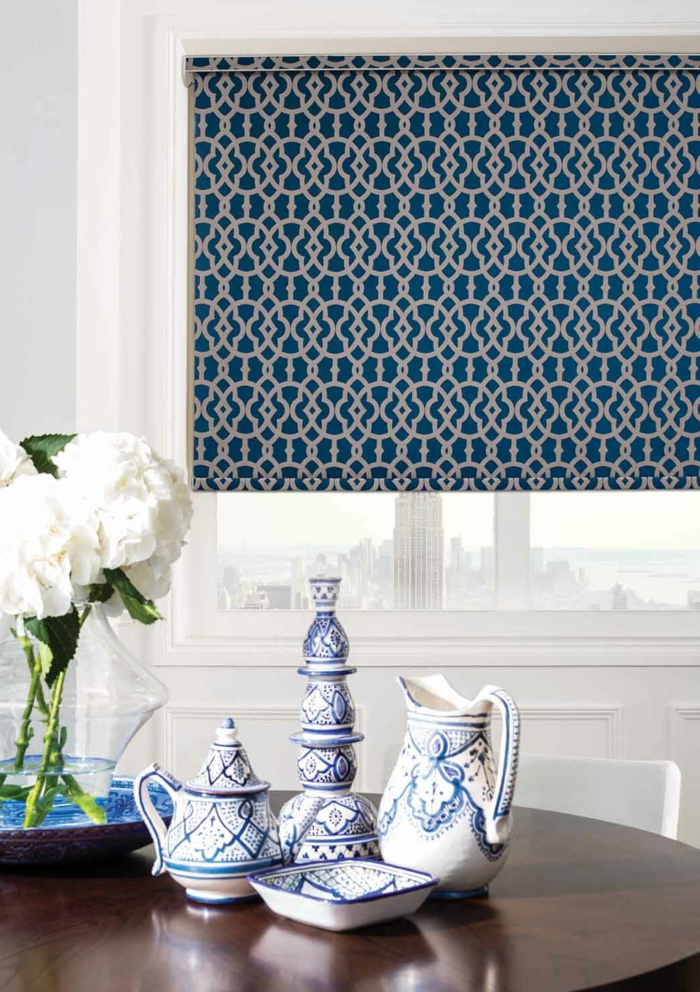 cortinas modernas, estores modernos en pequeños motivos geométricos en blanco y azul, porcelana de china decorativa