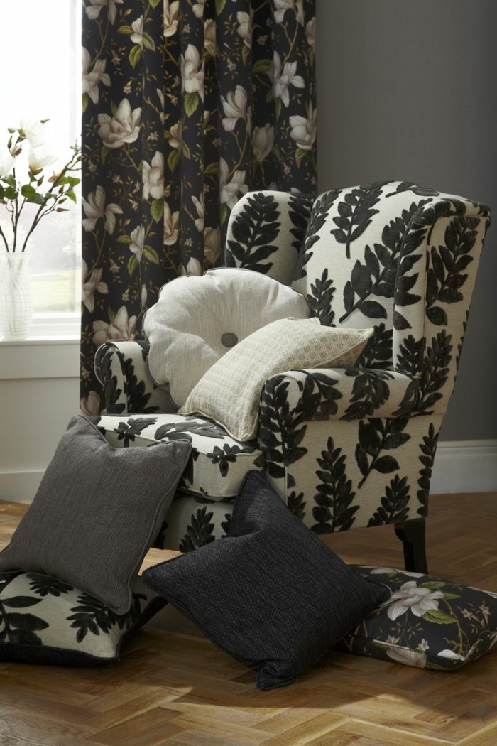 telas cortinas, propuesta en motivos florales, cortina negra con dibujos de flores blancos, sillón entapizado con motivos florales