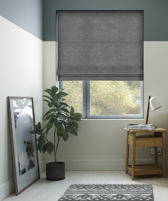 cortinas modernas, estores grises de estilo minimalista, rincón acogedor del salón, con mesilla y planta decorativa