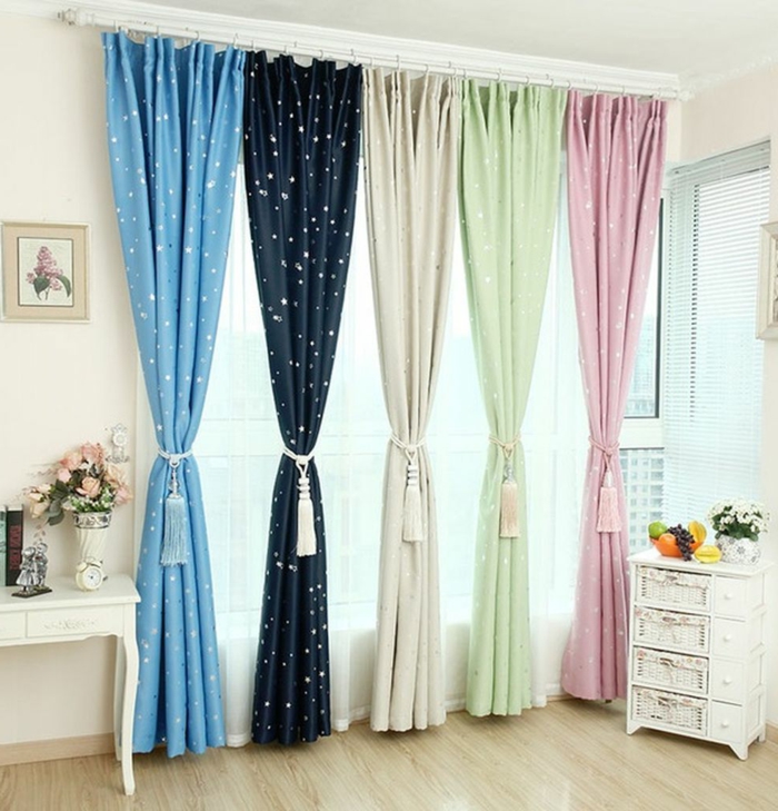 cortinas juveniles, precioso ejemplo 2017, cortinas en 5 colores con estampados de puntos y borlas en beige, paredes y muebles blancos