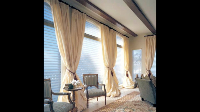cortinas modernas, propuesta en tendencia, cortinas de volumen color crema con lazos estilo borla y persianas en las ventanas