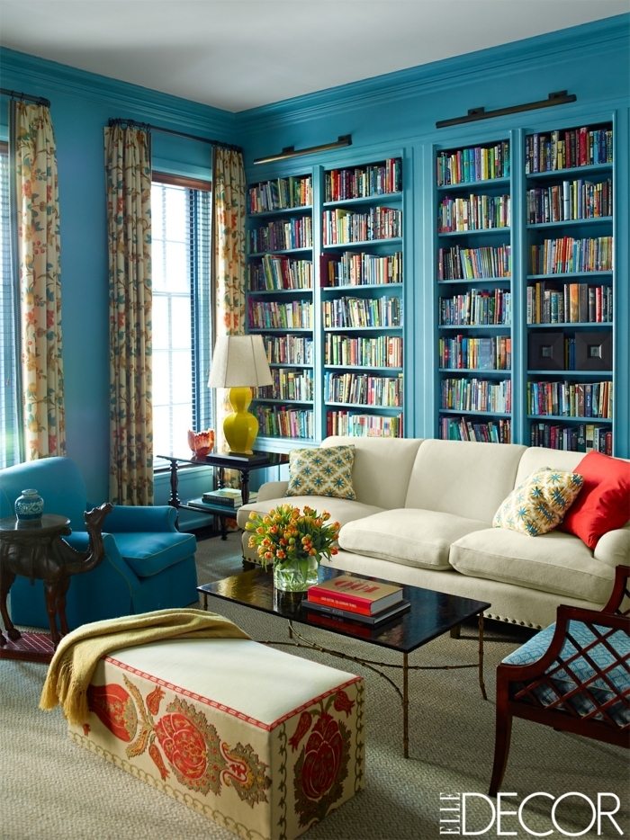 cortinas juveniles, hermosas cortinas estilo provanzal con dibujos de flores, salón en azul con grande biblioteca empotrada