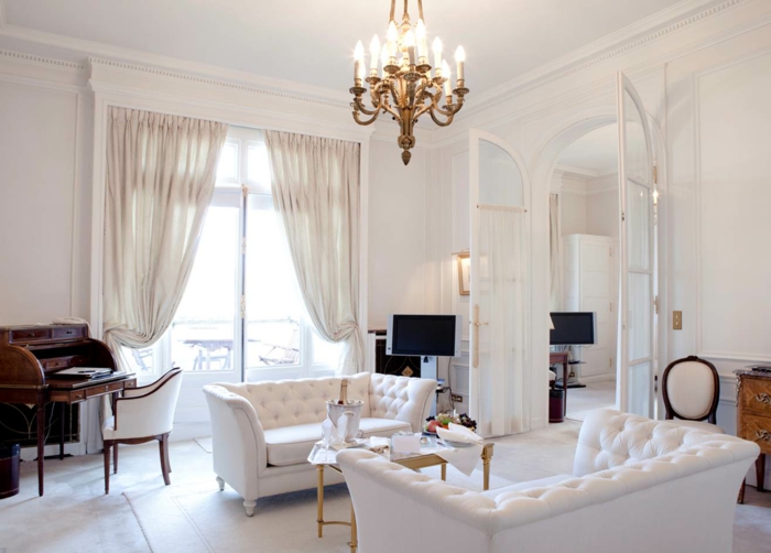 cortinas salon, ideas para optimizar el espacio en un salón pequeño, cortinas de algodón blanco, candelabro dorado 