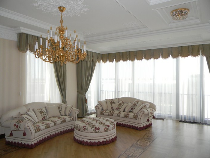 cortinas salon, cortinas en color ocre con guardamalles y visillo blanco de encaje suave, muebles con decoración en morado