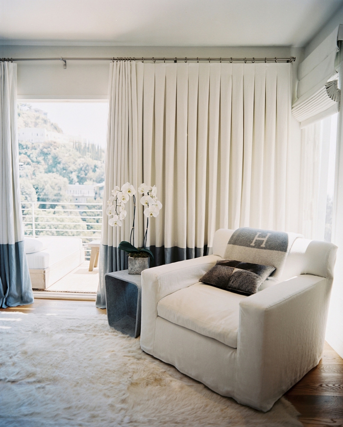 cortinas salon, efecto ombre, bonitas cortinas blancas gruesas con extremos en azul, decoración de orquídeas