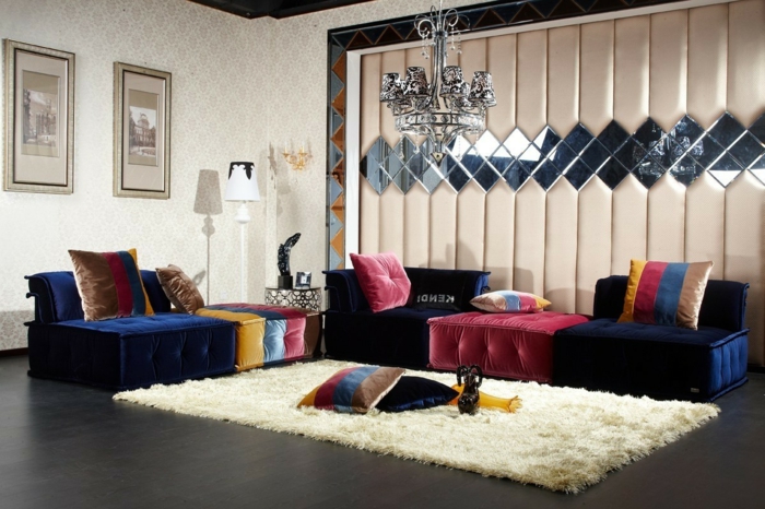 cortinas salon, propuesta en color suave y claro con elementos originales, muebles en azul oscuro con cojines en rojo, amarillo y marrón