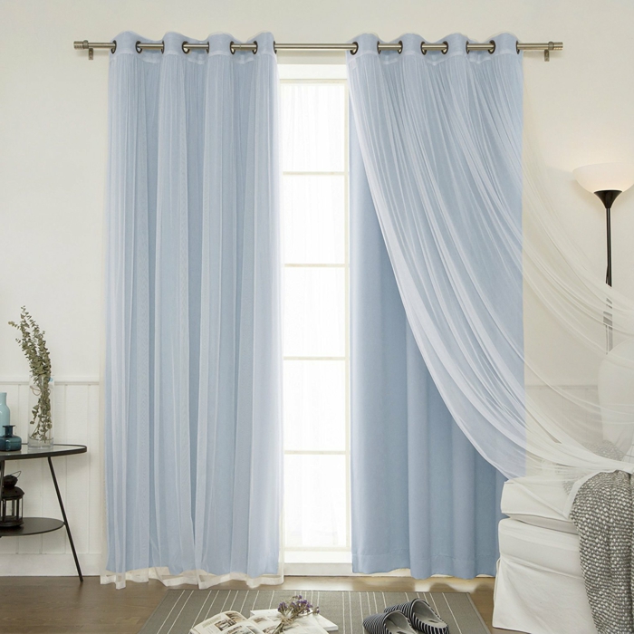 cortinas para salon, visillo encima de las cortinas de velo color azul bebé, efecto aireado, reail de metal, paredes en blanco 