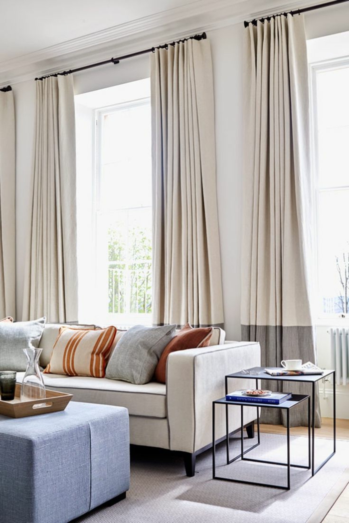 cortinas para salon, efecto ombre, cortinas en beige claro con bordes en gris, barra de madera estrecha, sofá moderno