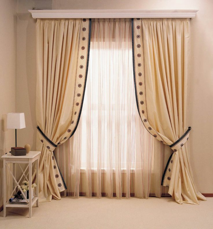 cortinas para salon, moderno ejemplo de cortinas en beige en dos capas, bordes con detalles en negro, visillo delicado