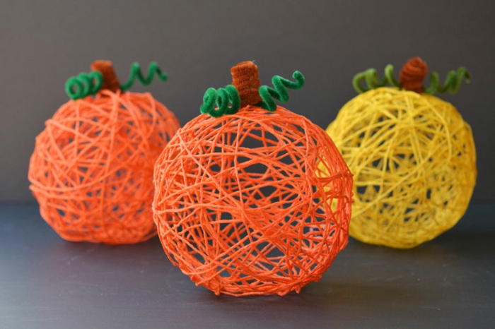 ideas para halloween, como hacer unas esferas coloridas para la decoración casera, filamento en amarillo y naranja