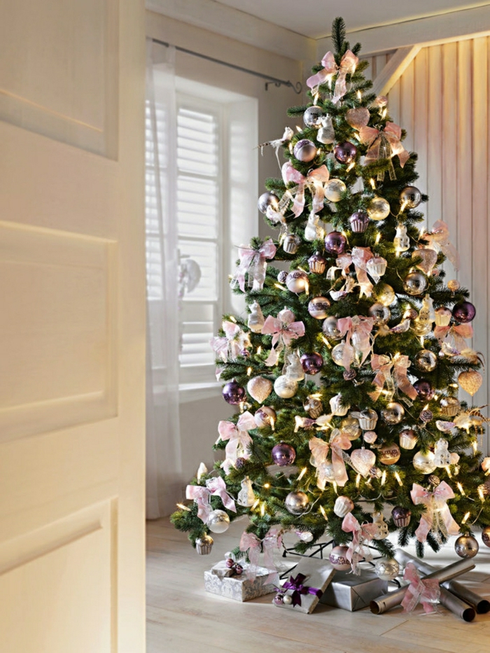 arbol navidad bonito, propuesta exquisita de decoración en color rosa y morado, tonos pasteles que dan toque romántico