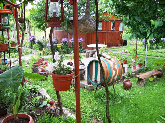 casa con jardin, casa rural de decoración hecha a mano, cultivo de vegetales, lámparas viejas 