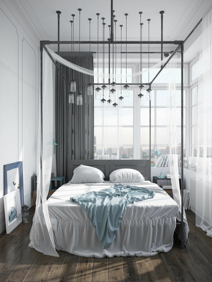 dormitorios de matrimonio, dormitorio en blanco y azul, cama negra con baldaquino, lámparas colgantes, suelo de tarima