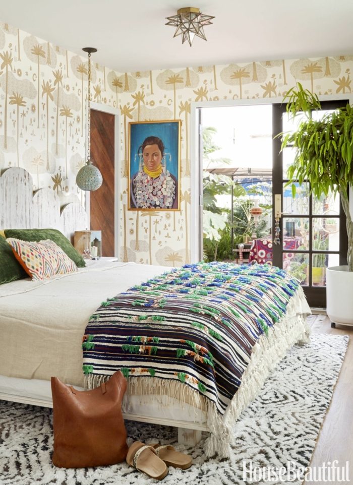 dormitorios de amtrimonio, dormitorio colorido, papel pintado con palmeras, camam doble, retrato de mujer, planta alta verde