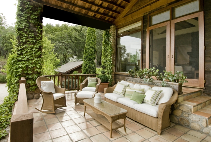 diseño de jardines, organiza tu terraza de verano, suelo de azulejos en beige, muebles en el mismo color, plantas escandentes
