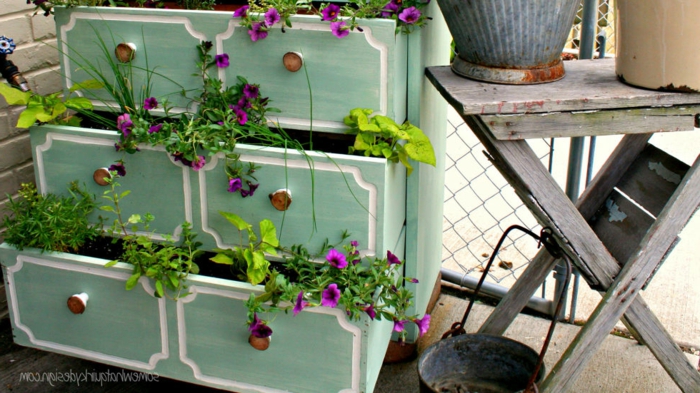 diseño de jardines, adorno original vintage para tu patio, armario viejo pintado en verde claro con potes de flores dentro 
