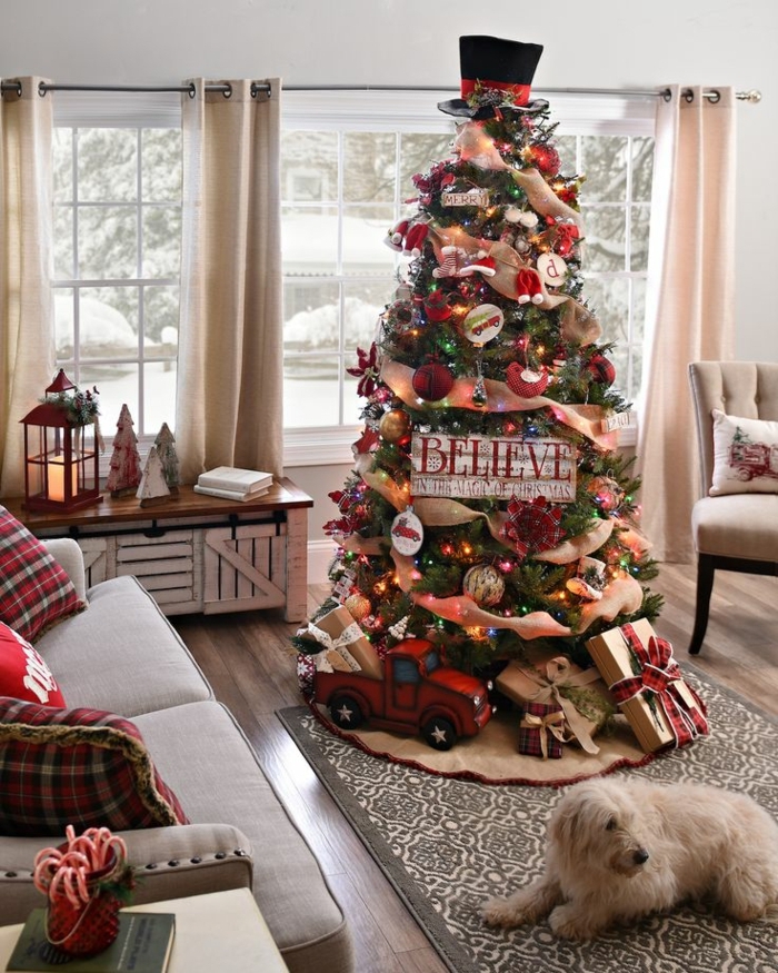 arboles de navidad originales, árbol de decoración acogedora con elementos en dorado y rojo, cojines con estampado de cuadrados
