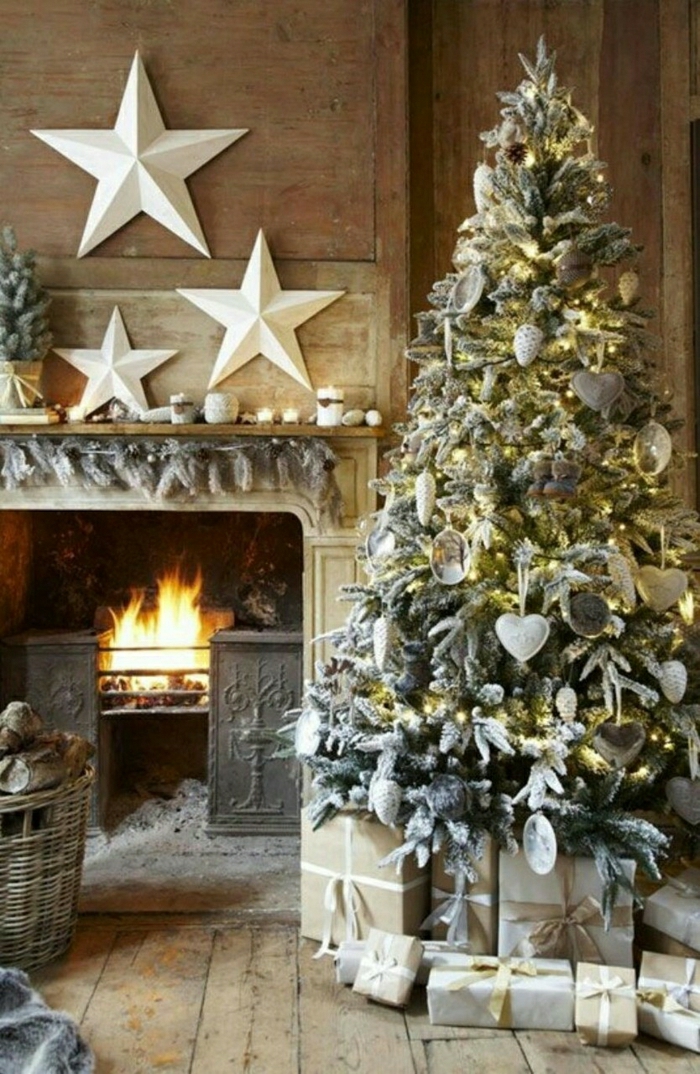 arboles de navidad originales, decoración con efecto nevado, chimenea vintage con ornamentos de estrellas blancas