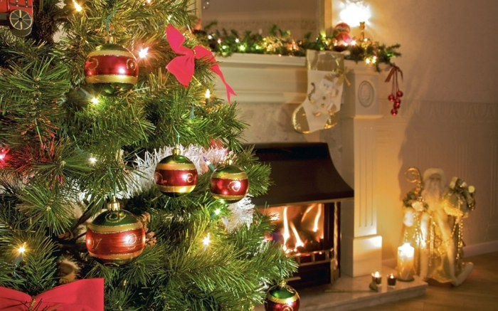 arboles de navidad originales, esferas para el árbol estéticas y cintas rojas, decoración en la chimenea, velas decorativas