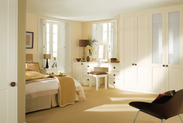 como decorar una habitacion, dormitorio en beige, armario integrado blanco, tocador con espejo, cama doble