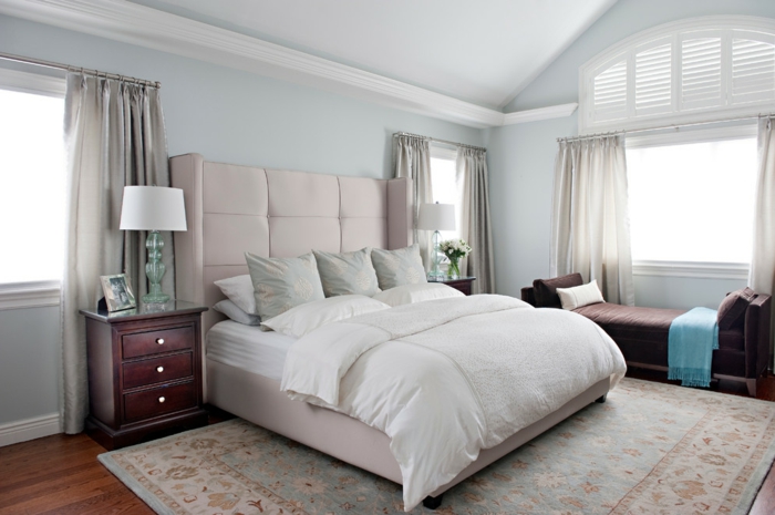 como decorar una habitacion, dormitorio con cama doble, cabecero rosado tapizado, alfombra y banca, mesitas de noche, cortinas beige