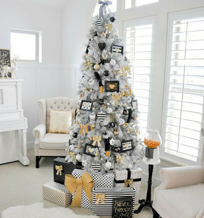 arboles de navidad originales, ejemplo vanguardista para un salón en blanco, árbol artificial con efecto de nevado 
