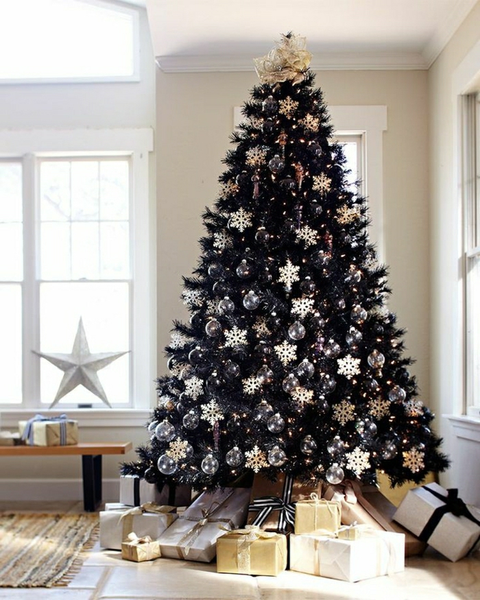 arbol navidad con ornamentos en dorado en forma de copas de nieve, salón en blanco, estilo minimalista