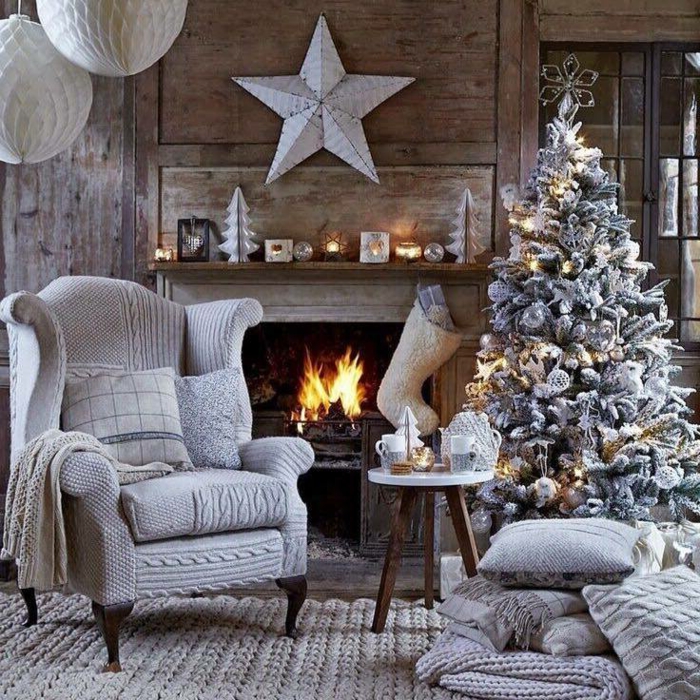 arbol navidad, bonita decoración con efecto de nevado, calcetín navideño blanco, pino artificial con adornos color plata y oro