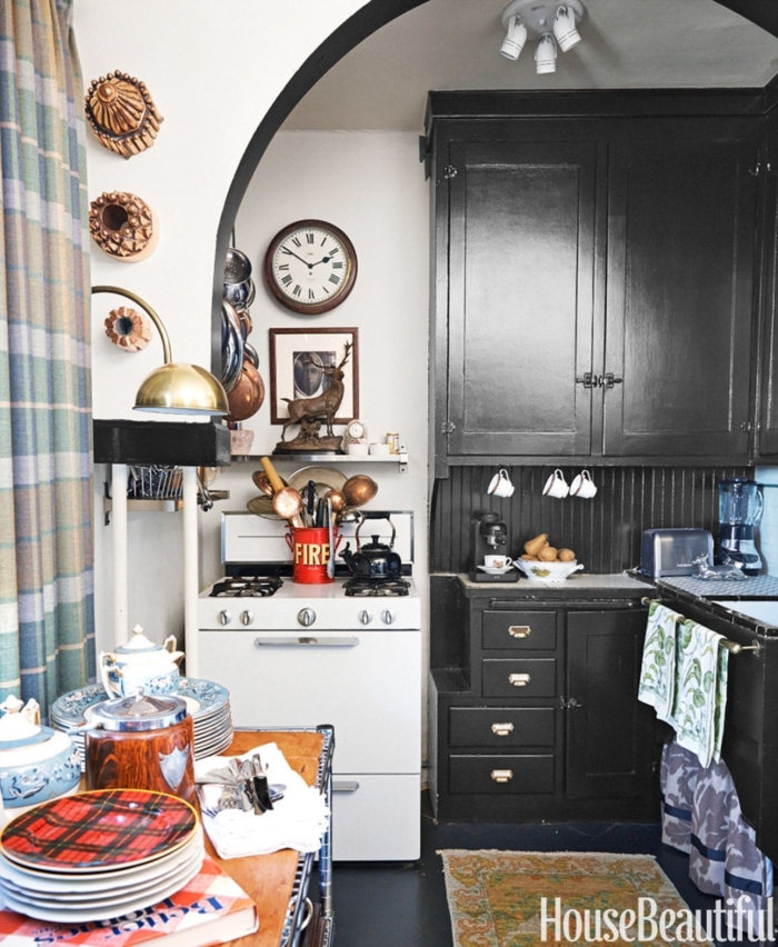 cocinas pequeñas alargadas, armario grande vintage, muchas decoraciones, contraste en blanco y negro