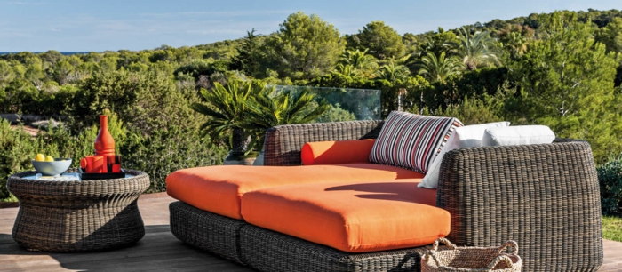decoracion patios, idea muy adecuada para tu terraza de verano, muebles de mimbre con colchonetas en color naranja